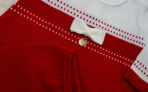 Saída de maternidade em tricô, com vestido, manta e calça